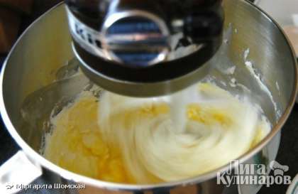 Разогреть духовку до 175 ° C. На средней скорости смешать сливочный сыр, сахар, яйца и ванильный экстракт до состояния однородной сливочной массы.