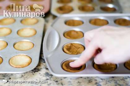 Запекайте печенье до появления золотистой корочки при температуре 175 градусов. Хватит всего нескольких минут. Как только вытащите печенье из духовки, сразу вставляйте конфеты в тесто мягким нажатием.