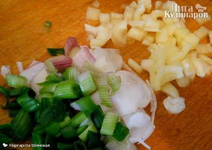 Нарезать огурцы и помидоры тонкими ломтиками, а лук, сладкий и горький перец — маленькими кусочками.