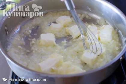 Уменьшить огонь до минимума и добавить на сковороду сливочный сыр. Помешивайте круговыми движениями, пока сыр не расплавиться.