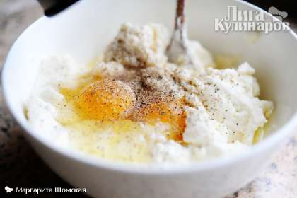 Добавьте в сыр рикотта пару яиц, соль, перец и тертый пармезан. Отложите все это в сторону.