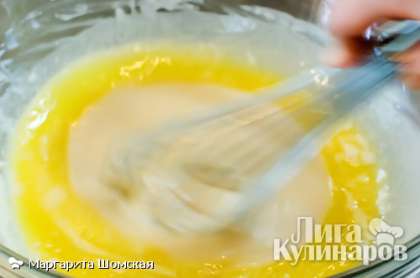 Вылейте в миску растопленное масло и снова тщательно перемешайте. Тесто для пирога готово.