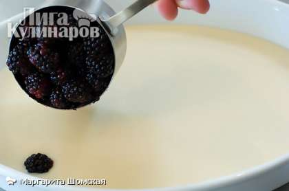 Смажьте маслом форму для выпекания. Тщательно промойте ежевику и слегка подсушите. Выложите тесто в форму для выпекания.