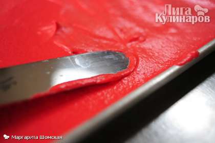 Предварительно разогрейте духовку до 180 градусов. Смажьте маслом форму для выпечки.  Выложите тесто в форму. Тщательно разровняйте с помощью лопаточки.