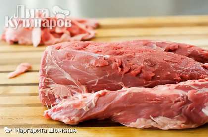 Промойте мясо. Разогрейте духовку до 250 градусов. С помощью острого ножа срежьте жир с мяса.