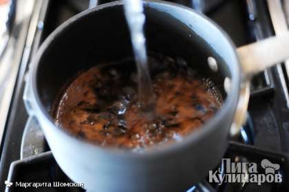 Добавить в кастрюлю ½ стакана воды и дать хорошо прокипеть не менее 10-15 минут, пока соус не начнет густеть. Подавать мясо, полив соусом.