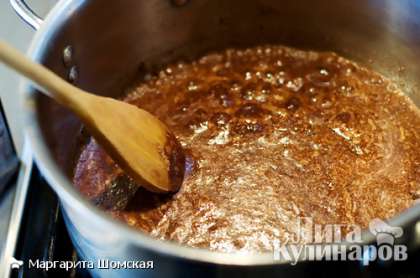 Растопите 100 г масла на водяной бане, добавьте 4 столовых ложки какао и тщательно перемещайте.