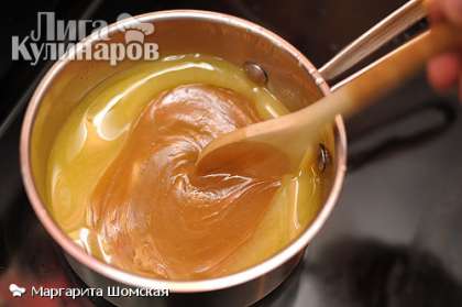 Добавьте в масло коричневый сахар (темный или светлый не важно). Помешивайте на среднем огне до образования однородной массы.