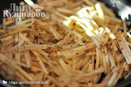 Добавляем нарезанный соломкой картофель, соль и перец по вкусу и жарим до образования хрустящей корочки.