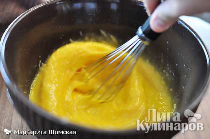 Разбейте яйца в вместительную емкость. Добавьте 1,5 стакана тертого сыра (полстакана сохраните на потом). Взбейте полученную массу.