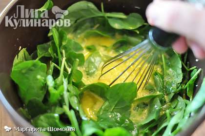 Продолжая взбивать яйца с сыром, добавляйте листья шпината.