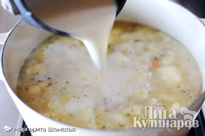 Полученный соус вылейте в наш суп. Добавьте лавровый лист. Посолите. Дайте супу прокипеть 15-20 минут.