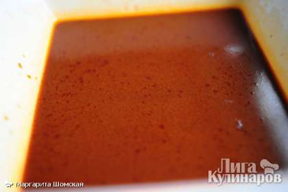 Вылейте в емкость соевый соус. Смешайте в хересе коричневый сахар, кукурузный крахмал, чеснок и свежий имбирь. Перемешайте все это с соевым соусом.