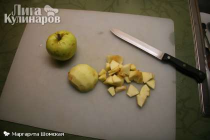 Яблоки очистить от шкурки, достать сердцевину  и порезать небольшими, но не тонкими кусочками.
