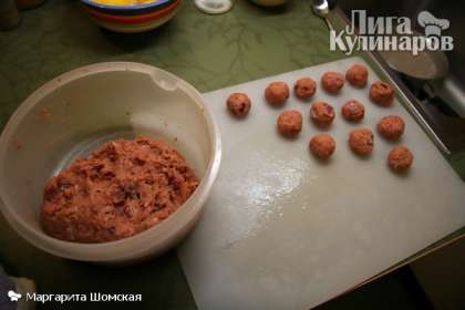 При помощи 2х ложек сформировать небольшие шарики и выложить на тарелку или доску, сполоснутую холодной водой.