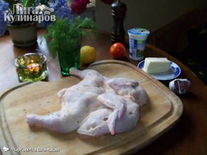Разрезать по грудке и надавив(или отбив молоточком), плоско распластать цыплёнка.