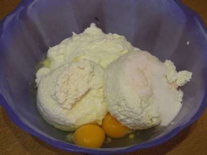 Взбить в глубокой миске творог со сметаной( 200 гр.), яйцами и сахаром