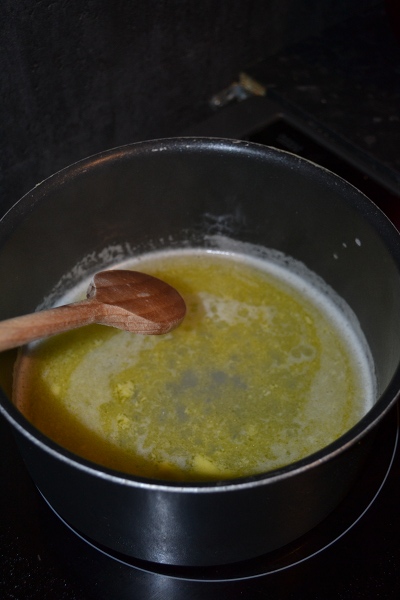 В кастрюлю положить масло сливочное и налить воду (250 мл), добавить щепотку соли и 2 щепотки сахара. Довести до кипения, масло должно полностью раствориться.