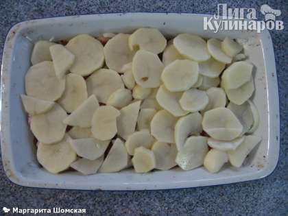 Картофель нарезаем дольками и выкладываем на лук. солим и перчим.