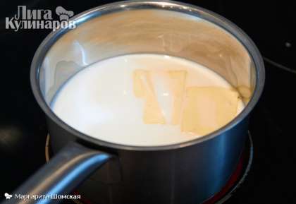 В кастрюльку наливаем молоко, кладем немного масло, соль, сахар, ванильный сахар, ставим на сильный огонь.