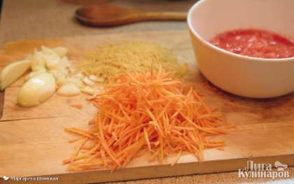 Морковь режем тонкой соломкой (или натираем на терке), лук режем тонкими полукольцами.