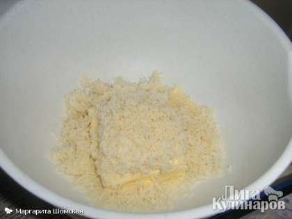 Растереть мягкое сливочное масло с 1ст.л. сахарной пудры, миндалем и щепоткой соли.