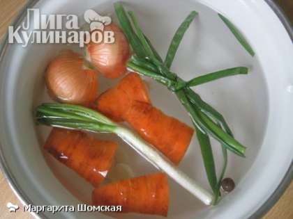 Для бульона небольшую морковь хорошо помыть, но не чистить, разрезать на 4 части. С луковицы снять верхний слой шелухи, но тоже не очищать до конца и разрезать пополам. Сложить в кастрюльку лук, морковь, чеснок, несколько горошин душистого и черного перца и лавровый лист. Залить водой и варить полчаса.