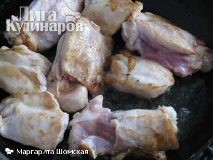 Курицу нарезать порционными кусками и обжарить с двух сторон на растительном масле.