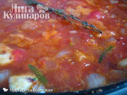 Через 1-2 мин добавить томаты, раздавленные вилкой, вместе с соком. Затем добавить сахар, тимьян, посолить, поперчить и перемешать.