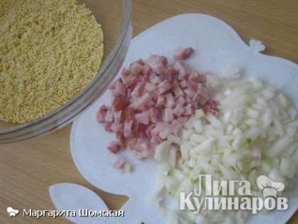 Мясо нарезать кусочками, залить холодной водой, добавить специи и варить до готовности. Бекон и лук мелко порезать.