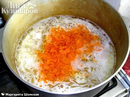 Пшено промыть в теплой воде и добавить в бульон. Туда же закинуть тертую морковь. Затем всыпать обжаренный лук и варить до готовности.