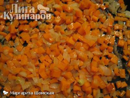 Картофель нарезать мелким кубиком и опустить его в кипящую воду. Параллельно морковь и лук также нарезать кубиками и обжарить на растительном масле, не давая пригореть.