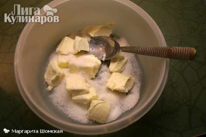 Берем мягкое сливочное масло, режем его кусочками и смешиваем с сахаром, ванильным сахаром и солью. Вместо сахара можно взять сахарную пудру в той же пропорции, как полагается по классическому рецепту коржа.