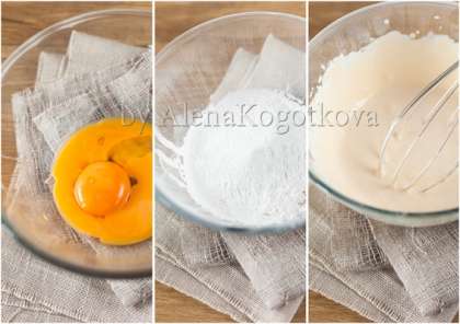 Духовку нагреть до 190 С.  1/2 яйца взбить слегка. Достать тесто и мягкой кисточкой смазать его снаружи. Выпекать 15-20 минут до золотистого цвета. Остудить при комнатной температуре.
