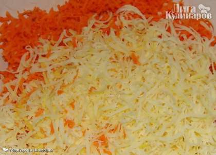 Сырую морковь и сыр натираем на мелкой терке.