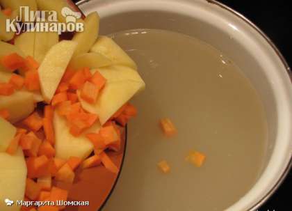 В кипящий бульон (воду) картошку, морковку и дать провариться мин 10-15.