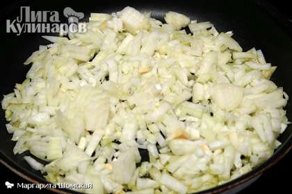 Нарезанные лук и чеснок жарим на сковороде или в кастрюльке, в которой вы будете варить суп.