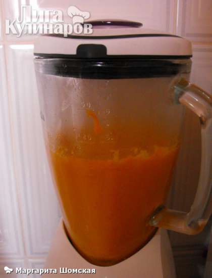 Слегка остывший суп измельчаем. Если бульона много, можно сначала измельчить овощи, а бульон добавить по необходимости.