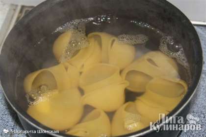 Вскипятим подсоленную воду и отварим макароны до готовности.