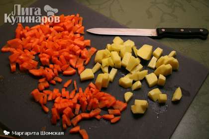 Очистим и порежем морковь и картофель. Они будут основой для супа.