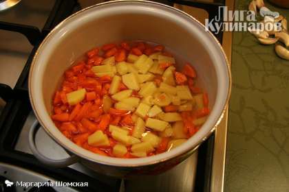 Зальём овощи кипятком так, чтобы вода их полностью покрывала. Поставим вариться, пока картофель и морковь не станут мягкими, примерно 10-15 минут.