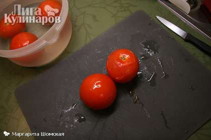 Перейдем к основному ингредиенту - помидорам. Чтобы легко снять с них шкурку, зальем помидоры кипятком и оставим на 3 минуты. Достанем помидоры и очистим. Порежем небольшими кусочками.