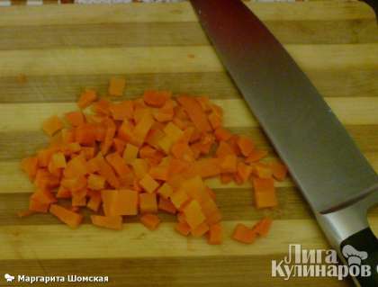 Вынимаем вареные овощи из бульона.  Очищаем морковь, режем кубиками и возвращаем в бульон.