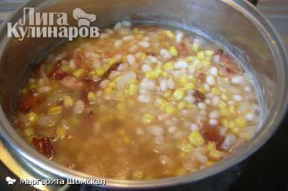 После этого в суп добавляем кукурузу, доводим до кипения и варим ещё 5 минут. Готовое блюдо украшаем зеленью.