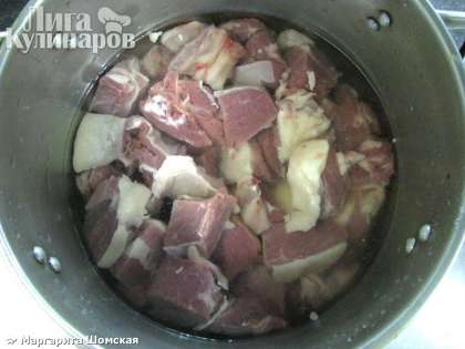 Мясо промываем и отвариваем до готовности. Вынимаем готовое мясо из бульона, нарезаем мелкими кубиками и возвращаем в бульон.