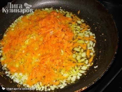 Пока варится рис, на растительном масле обжариваем измельченный репчатый лук вместе с томатной пастой. Выливаем заправку в суп.