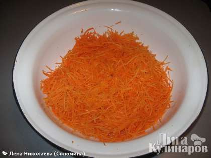 Трем на терке для корейской морковки