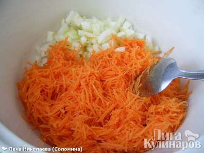 Морковь и лук почистить, лук порезать, морковь натереть на терке и слегка обжарить на масле