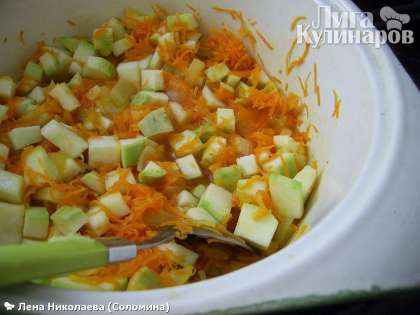 Кабачок нарезать кубиками (если он молодой, чистить не нужно), выложить в пассерованные овощи, залить стаканом воды