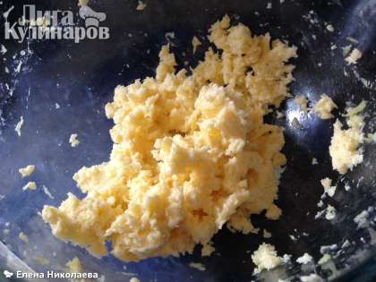 Масло взбиваем с сахаром в однородную плотную массу вместе с тертым имбирем.